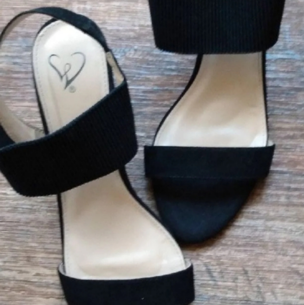 Heels - Picture 3 of 3